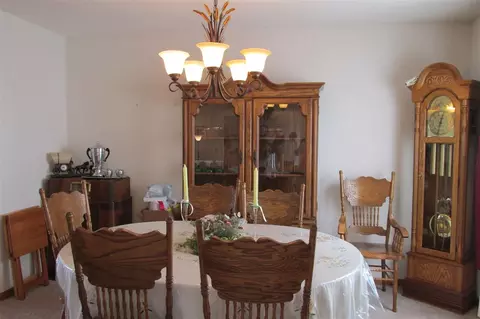 407 Hickory Dr, Davis Junction, IL 61020 photo 4