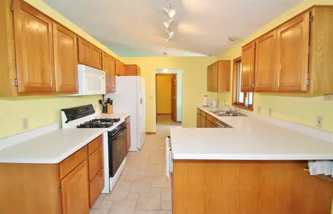 4247 Waltham, Roscoe, IL 61073 photo 8
