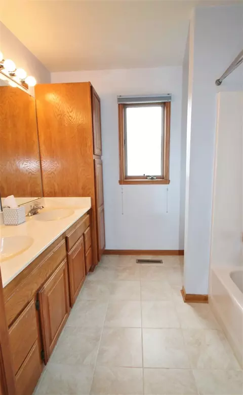 4247 Waltham, Roscoe, IL 61073 photo 14