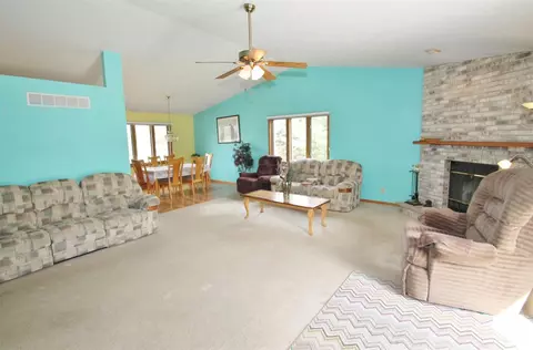 4247 Waltham, Roscoe, IL 61073 photo 7