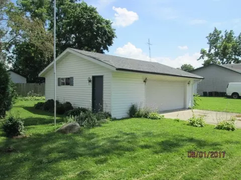 803 E 3rd St, Belvidere, IL 61008 photo 4