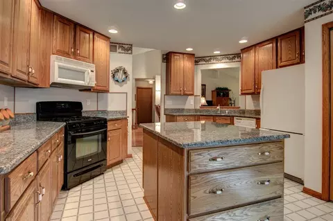 2143 Hawthorne Dr, Lake Summerset, IL 61019 photo 9