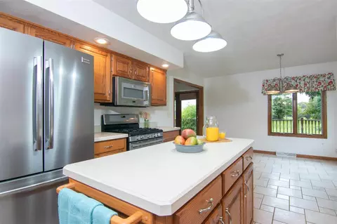 12084 Whispering Winds Dr, Roscoe, IL 61073 photo 7