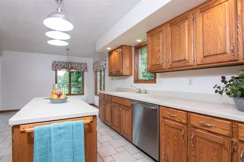 12084 Whispering Winds Dr, Roscoe, IL 61073 photo 8