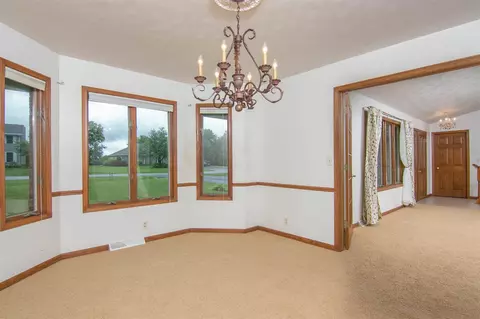 12084 Whispering Winds Dr, Roscoe, IL 61073 photo 6
