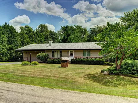 5845 Kelmor Dr, Roscoe, IL 61073 photo 2