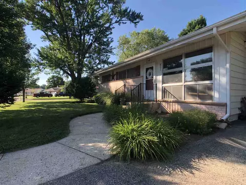 811 N Crestview Trl, Byron, IL 61010 photo 2