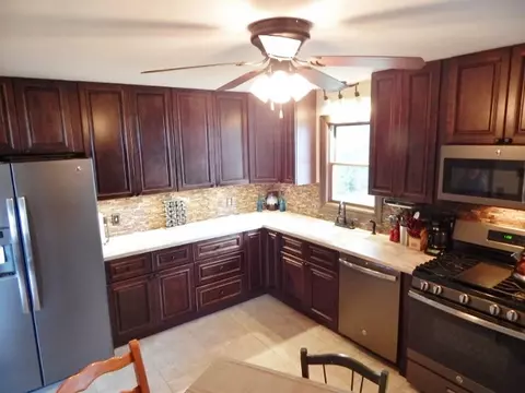 527 E 8th St, Belvidere, IL 61008 photo 2