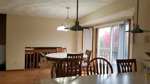10933 Meadowsweet Ln, Roscoe, IL 61073 photo 2