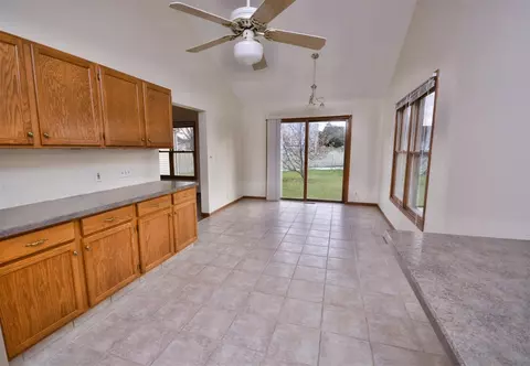 2607 E 6th St, Belvidere, IL 61008 photo 9