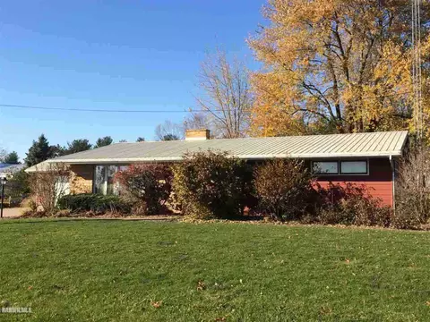 304 E Lanark Ave, Lanark, IL 61046 photo 2