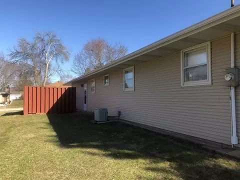 242 E 10th St, Pecatonica, IL 61063 photo 2