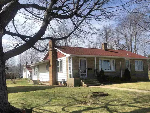 540 W 7th St, Pecatonica, IL 61063 photo 1