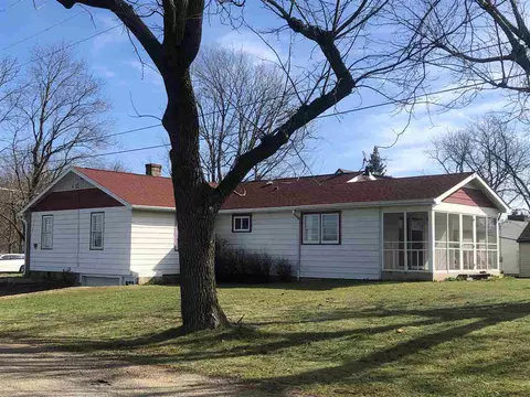 540 W 7th St, Pecatonica, IL 61063 photo 2