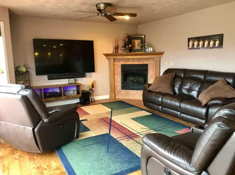4334 E Falcon Dr, Byron, IL 61010 photo 2