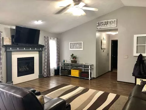 802 Hampton Dr, Byron, IL 61010 photo 4