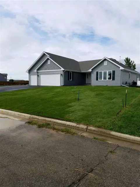 3745 Eagles Ridge Dr, Beloit, WI 53511 photo 2