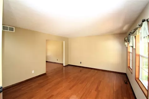 9190 Crescent Ct, Roscoe, IL 61073 photo 7
