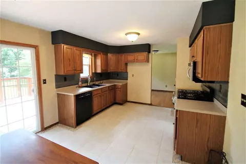 9190 Crescent Ct, Roscoe, IL 61073 photo 6