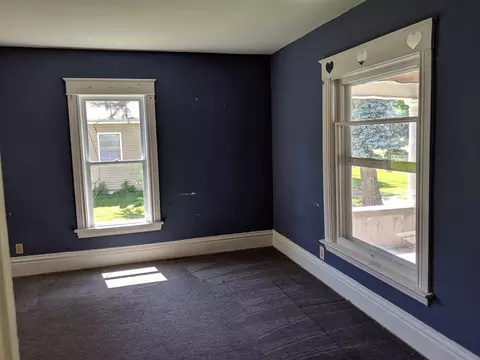 709 E Jackson St, Belvidere, IL 61008 photo 2