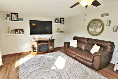 325 Timber Ct, South Beloit, IL 61080 photo 4