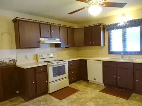 618 Alamo Dr, Freeport, IL 61032 photo 8