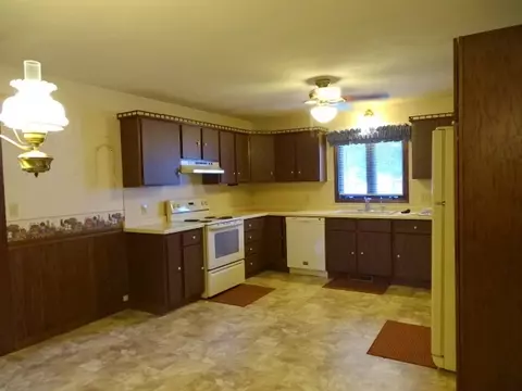 618 Alamo Dr, Freeport, IL 61032 photo 7