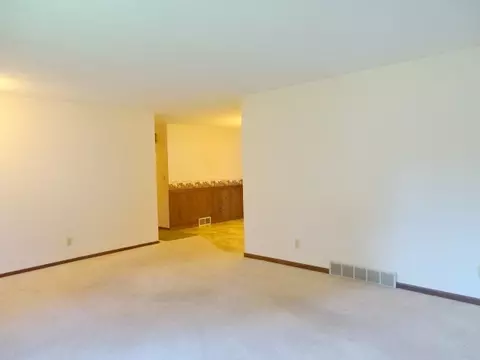 618 Alamo Dr, Freeport, IL 61032 photo 5