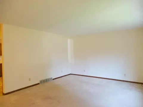 618 Alamo Dr, Freeport, IL 61032 photo 4