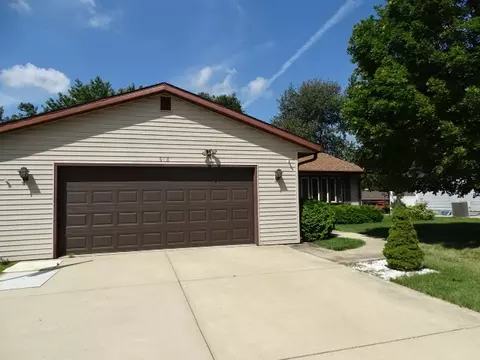 618 Alamo Dr, Freeport, IL 61032 photo 2
