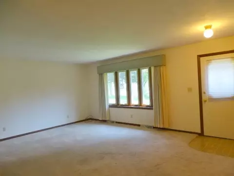 618 Alamo Dr, Freeport, IL 61032 photo 3