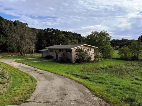 401 W Devils Backbone Rd, Oregon, IL 61061 photo 2