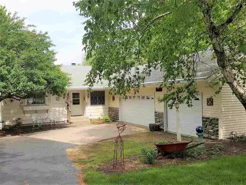 2107 Eagle Dr, Freeport, IL 61032 photo 2