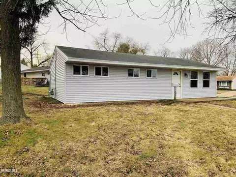 1407 Winter Dr, Freeport, IL 61032 photo 3