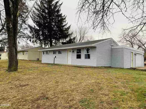 1407 Winter Dr, Freeport, IL 61032 photo 2
