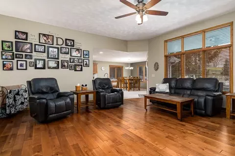 5933 Cartwright Ct, Roscoe, IL 61073 photo 4