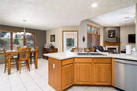 5933 Cartwright Ct, Roscoe, IL 61073 photo 7