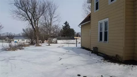 306 W 4th St, Leaf River, IL 61047 photo 4