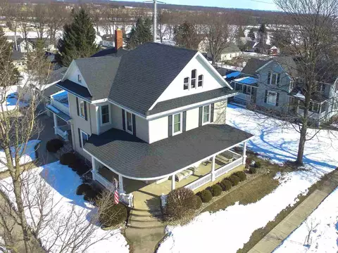 302 E 4th St, Pecatonica, IL 61063 photo 2