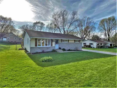 5693 Thompson Dr, Roscoe, IL 61073 photo 1
