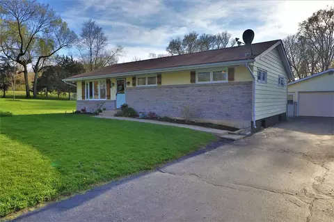 5693 Thompson Dr, Roscoe, IL 61073 photo 2