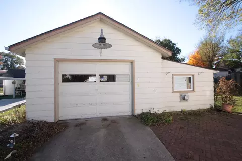 417 E Locust St, Belvidere, IL 61008 photo 2