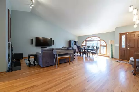 9906 Rivers Bend Dr, Roscoe, IL 61073 photo 5