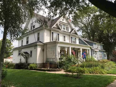618 E Jefferson St, Freeport, IL 61032 photo 2
