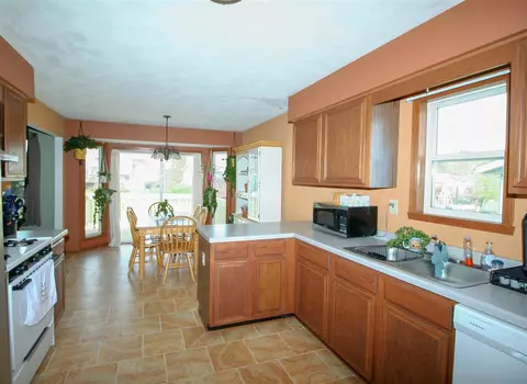 923 Quill Dr, Roscoe, IL 61073 photo 5