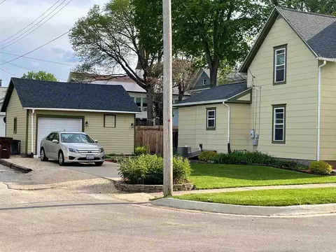 213 E 4th St, Pecatonica, IL 61063 photo 3