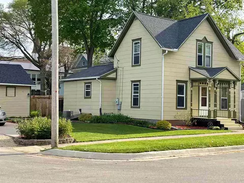 213 E 4th St, Pecatonica, IL 61063 photo 2