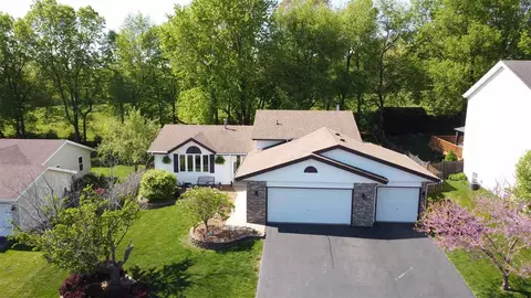 948 Thickett Trl, Roscoe, IL 61073 photo 2