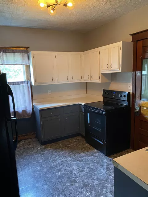 1211 S Maple Ave, Freeport, IL 61032 photo 2