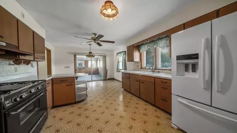 130 N Maple Ave, Byron, IL 61010 photo 9